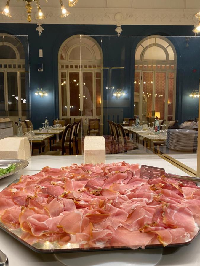 Grand Hotel Regina Salsomaggiore ซัลโซมัจโจเรแตร์เม ภายนอก รูปภาพ